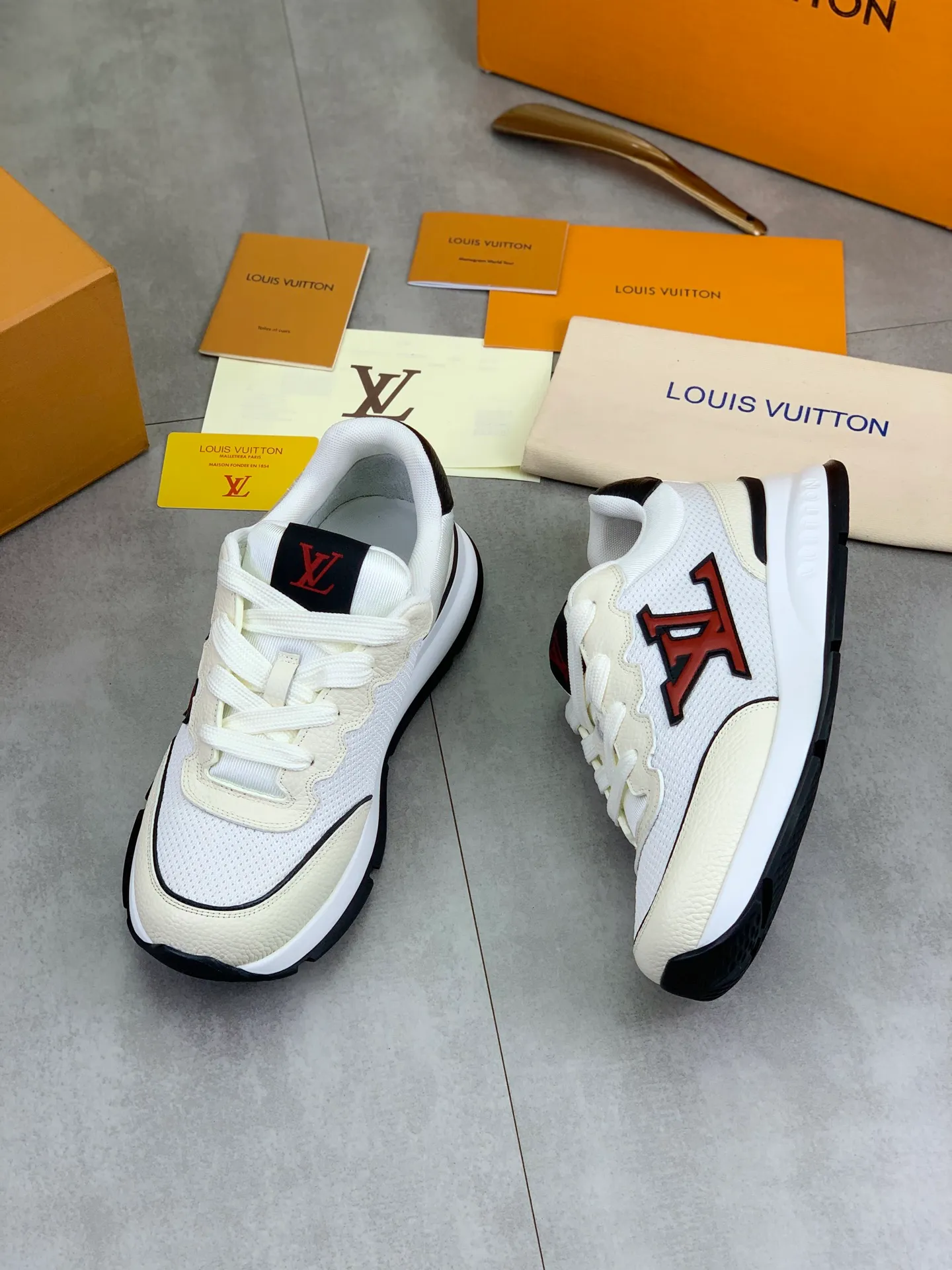 Factory price P700 💶 Top version [LOUIS VUITTON] Couple 🧑‍🤝‍🧑 Craftsman style Counter series (original order) New style 🍀LV Louis Vuitton - top version LV classic high-top trendy shoes! Made of imported original craft calfskin, original breathable lining, and original wear-resistant, lightweight, high-end TPU outsole! High quality products! 4️⃣ colors available, size: female 35-39, male 39-44 (female 40, male 45 46 customized)